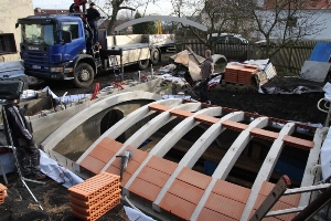 obloukové překlady pokládány autem s rukou